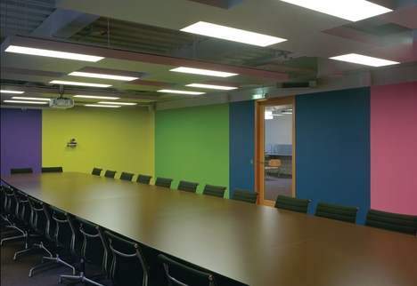 The large meeting room features Lothar Götz’s tapestry-like wall painting.