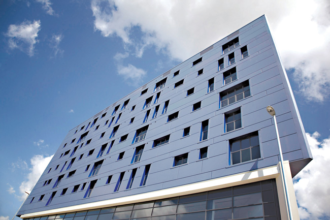 Indigo Blu, a residential and office building in Leeds designed by Architecture 2B, where Trimo’s QbissOne panels were specified.