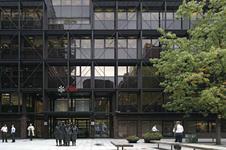 Arup Associates designed the SB Warburg (now UBS) headquarters in Finsbury Avenue Square. 