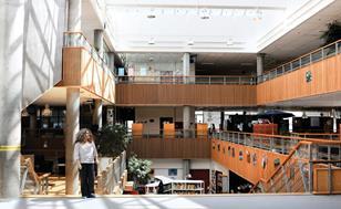 Michál Cohen stands at the centre of the school —a large roof-lit stairway atrium. Lots of different activities take place here, including teaching,  assemblies and socialising. Students and teachers change into indoor shoes once inside the school so they
