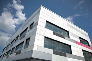 Winifred Holtby & Tweendykes school in Hull, where HKS Architects specified Trimo’s QbissOne unitised facade.