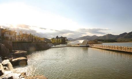 The clubhouse reflects the natural environment of the Hongluo Villa district.